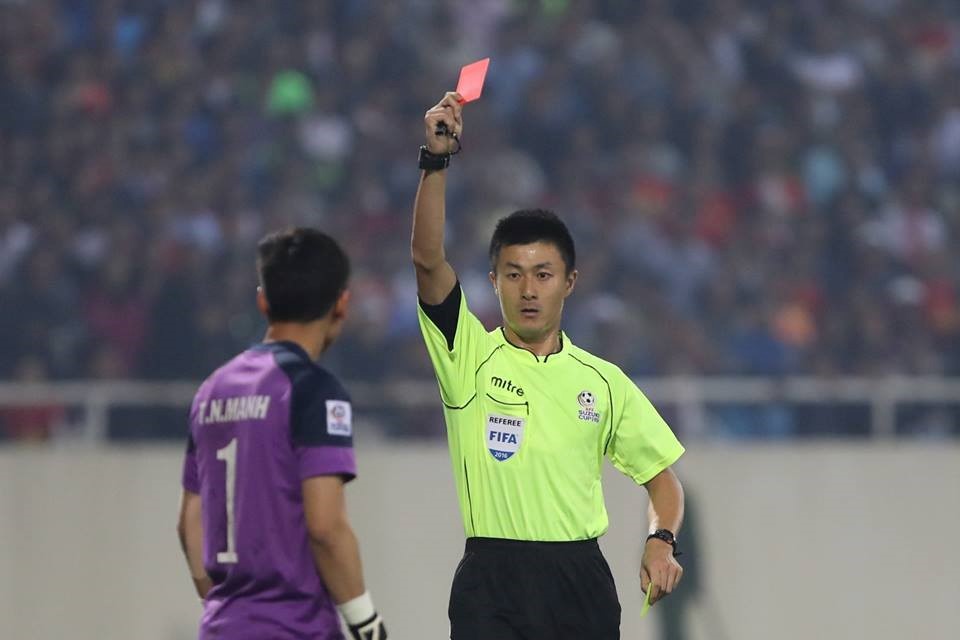 Thủ môn Nguyên Mạnh bị phạt thẻ đỏ trong bán kết AFF Cup 2016